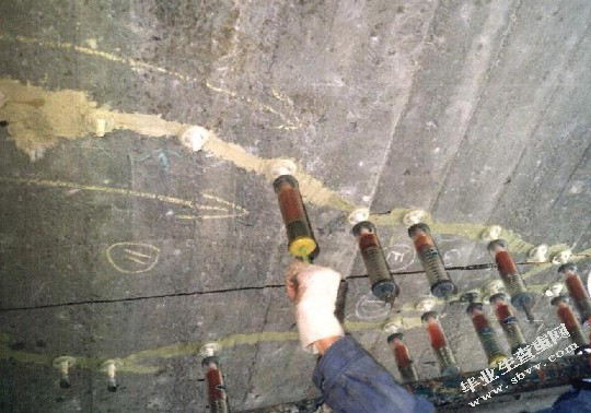 浅谈建筑现浇混凝土楼板裂缝的原因及其防治