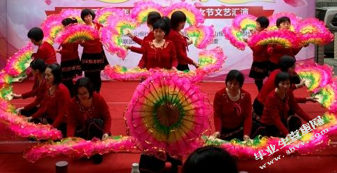 论舞蹈编导在群众艺术中的作用