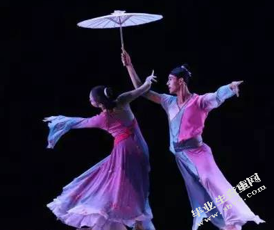 浅谈中国古典舞女子翻身技巧的特点