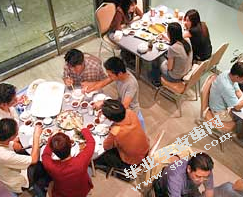 澳门本地小型饮食业的萎缩现状、原因及前景展望