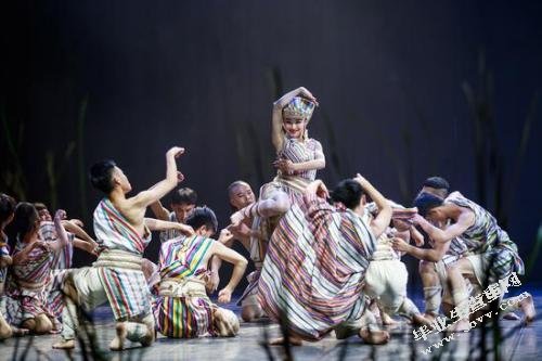 中国当代美术作品靳尚谊《青年女歌手》的民族情韵修改