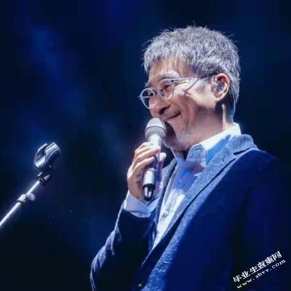 试论3种不同live版《山丘》的演唱分析